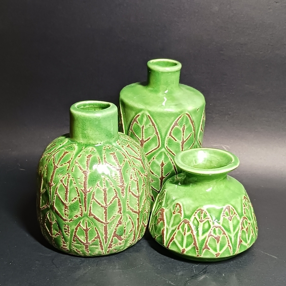 Jade green bud vase with leaf engraving set of 3, Bloomingville - Picture 3 of 5